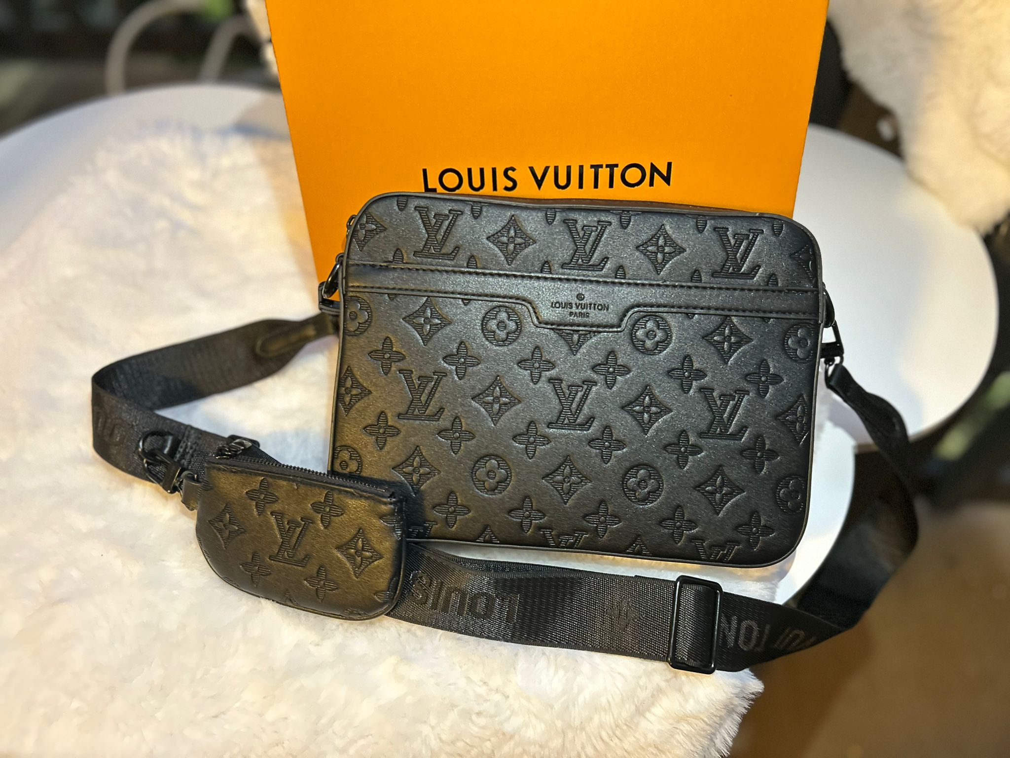 Louis Vuitton S Lock Messenger Bag in Black Leather